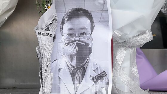 Chinese Doctor Who Warned of Virus Dies, Stoking Outrage Online