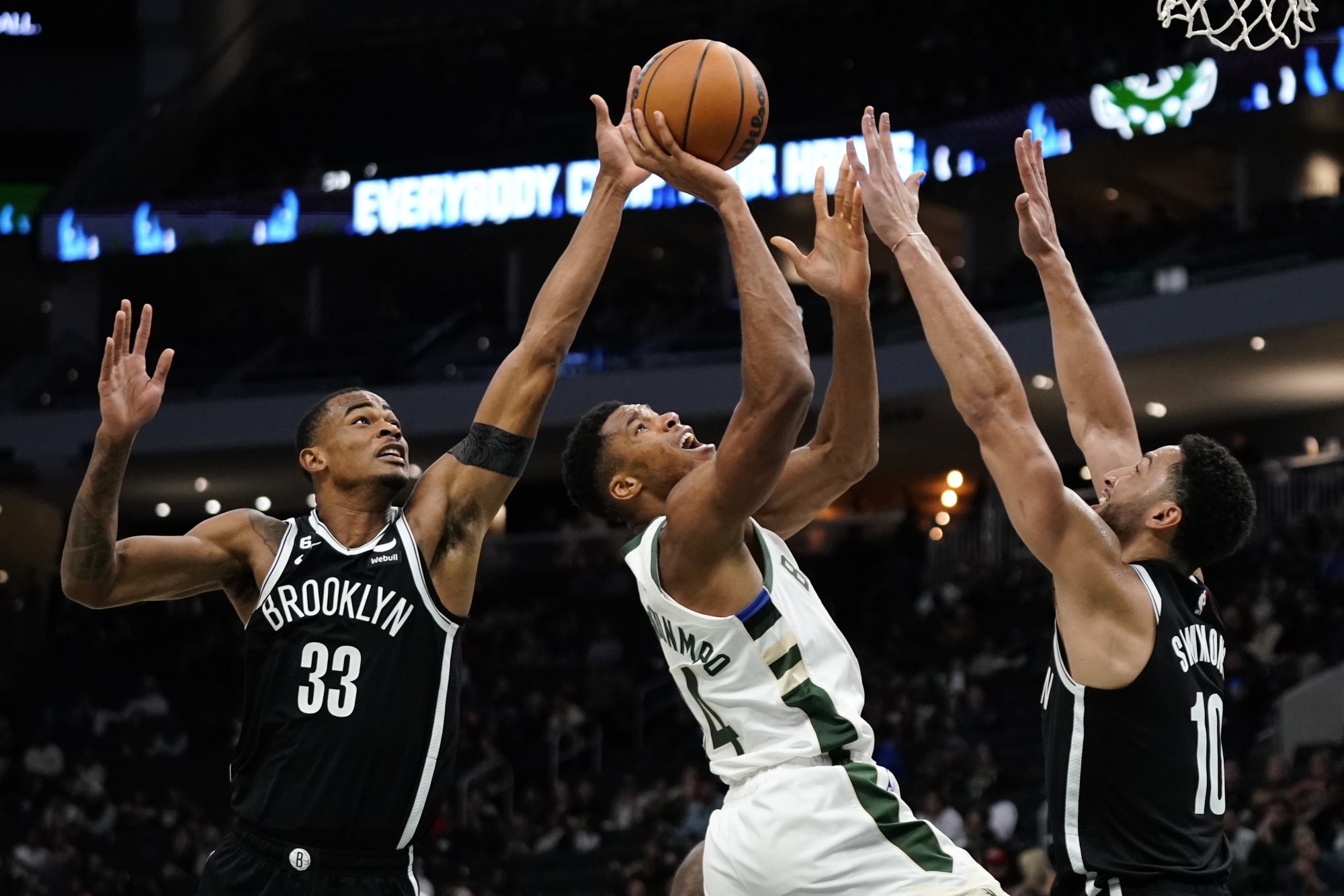 Giannis scores 33 to lead Bucks past Cavaliers to start trip