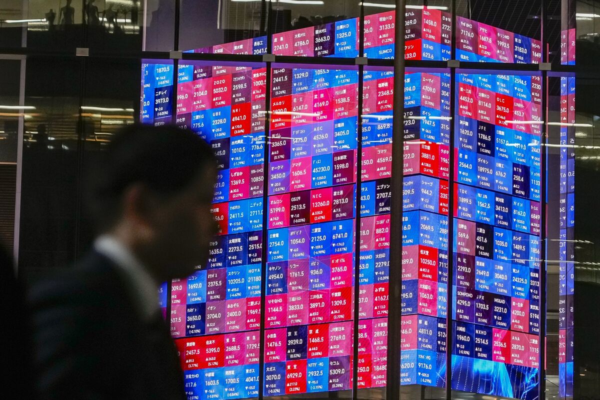 bloomberg.com - Bhaskar Dutta - EM Stocks Jump to 2-Month High as Tech Rally Offsets Higher Oil