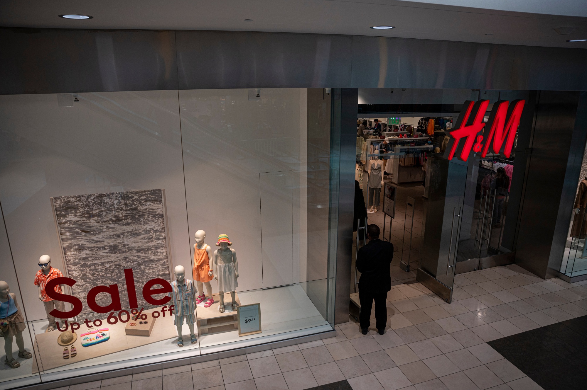 H&M Sales Growth Grinds to Halt on Russia Exit, War in Ukraine - Bloomberg