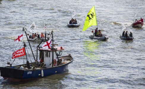 ’In’ and ’Leave’ boats on the Thames on June 15.