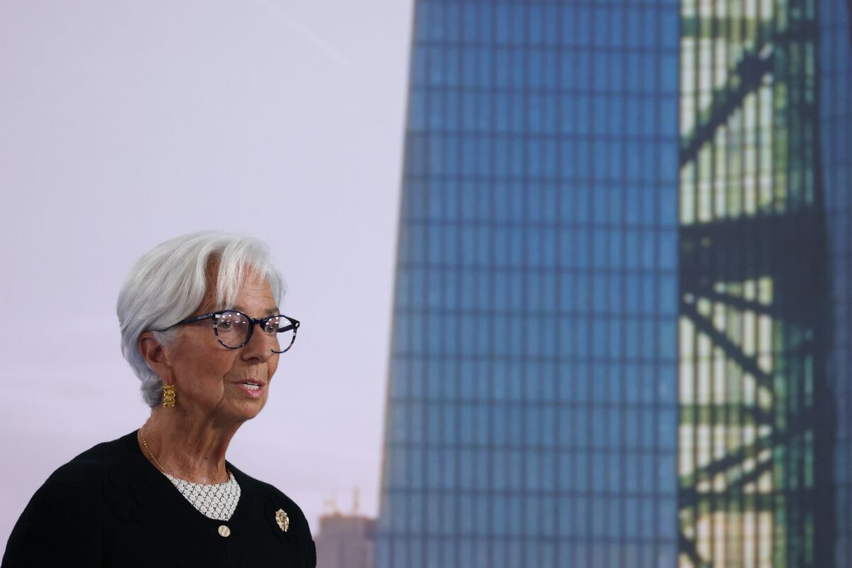 ECB Officials Zero In on December to See If 2% Inflation Target Reached