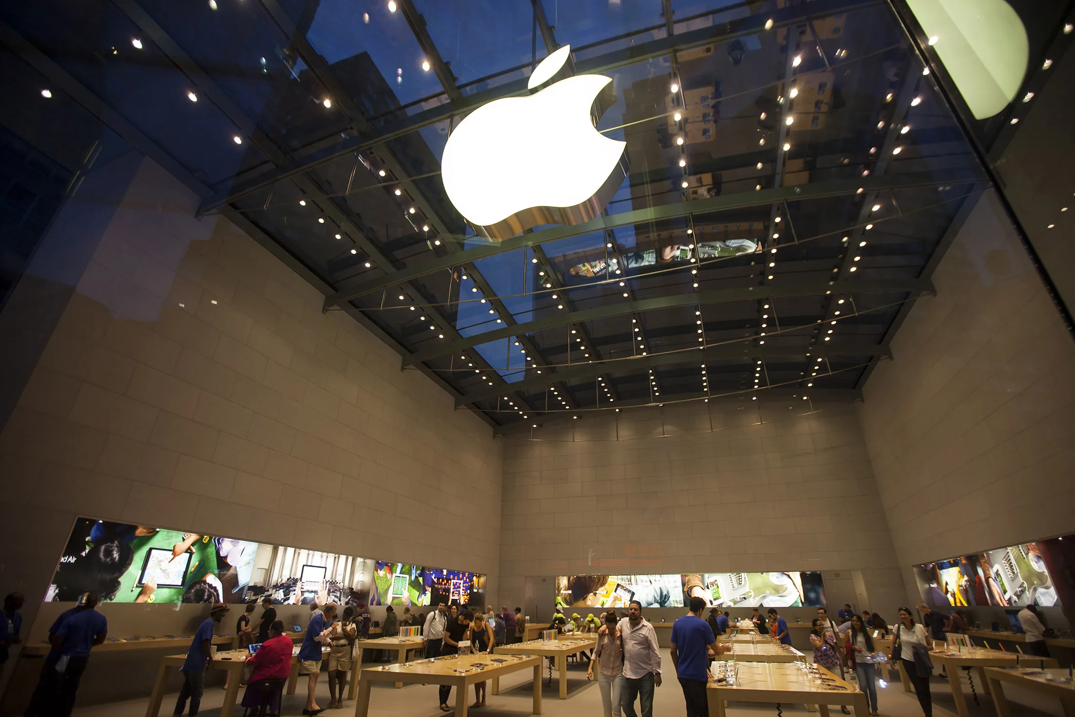 Shoppers&nbsp;at the Upper West Side Apple&nbsp;store in New York.