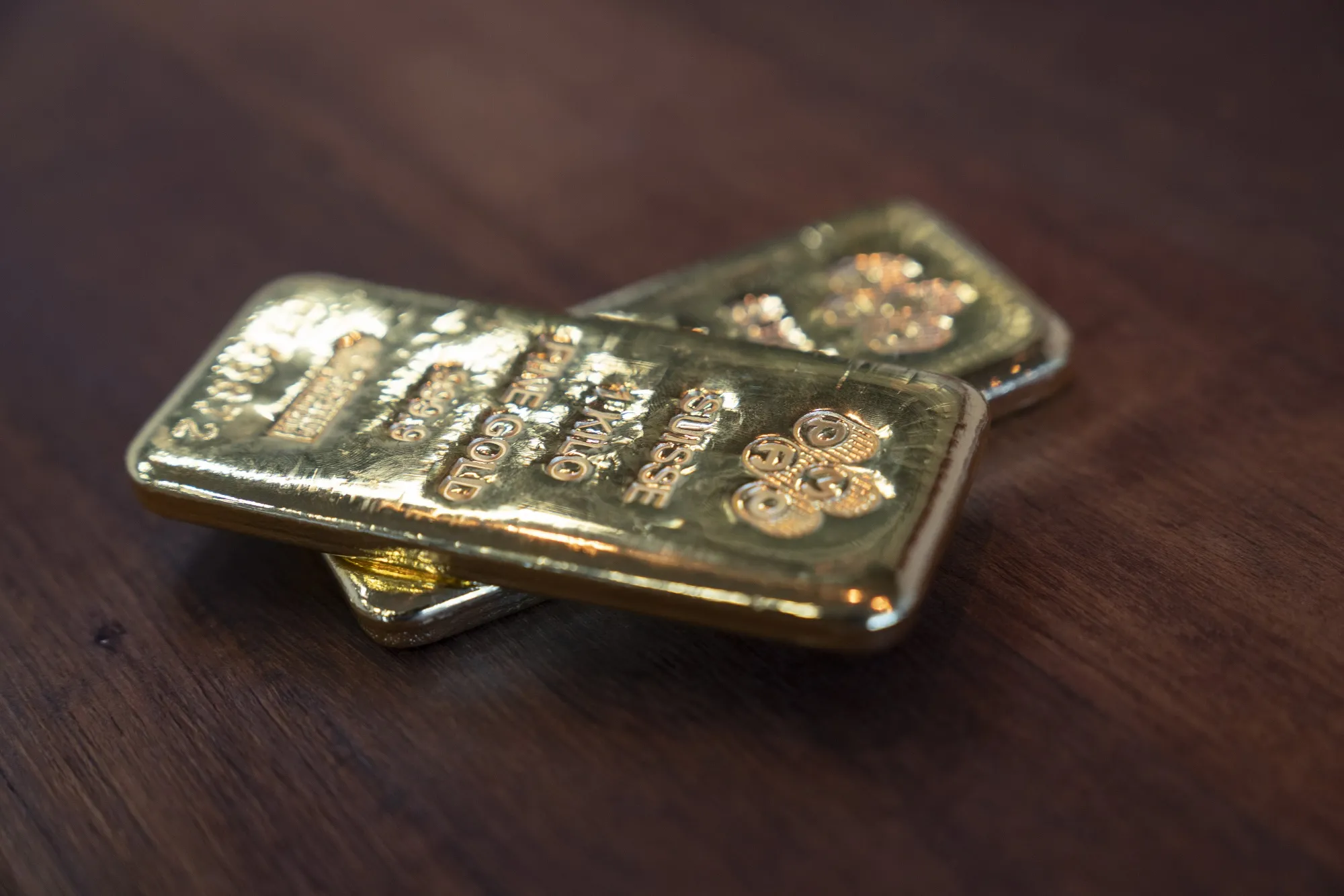 Gold Fluctuates With Traders Watching Dollar, Stimulus Talks - Bloomberg