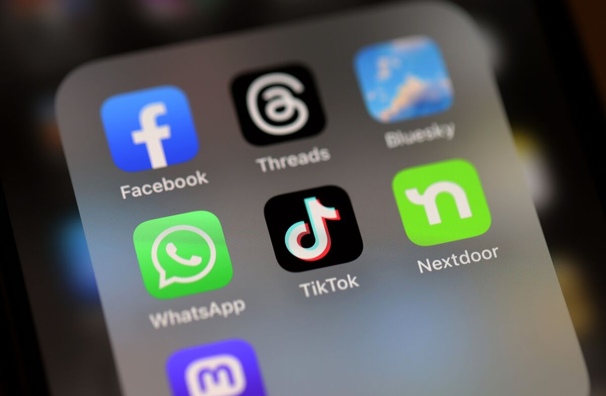 Politicians Need to Stop Being So Online