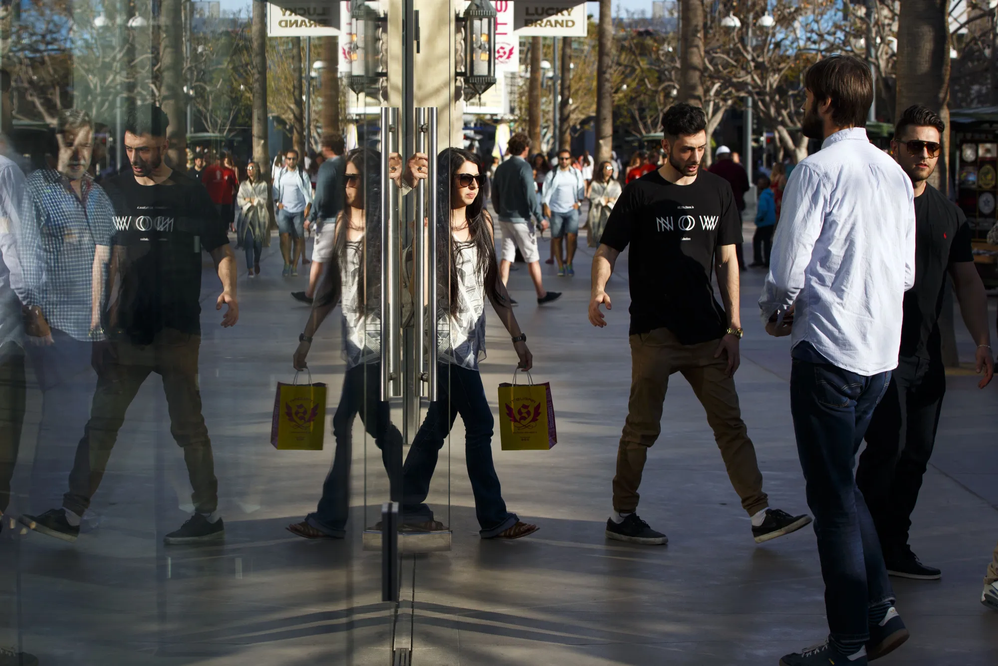 U.S. Consumer Spending Tops Estimates as Inflation Holds at 2%