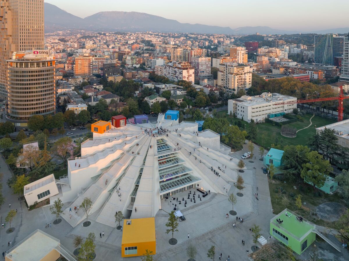 🟪"Dal Potere alla Comunità: Il Monumento all'Ex Dittatore Albanese che Rinasce con il Design Occidentale"