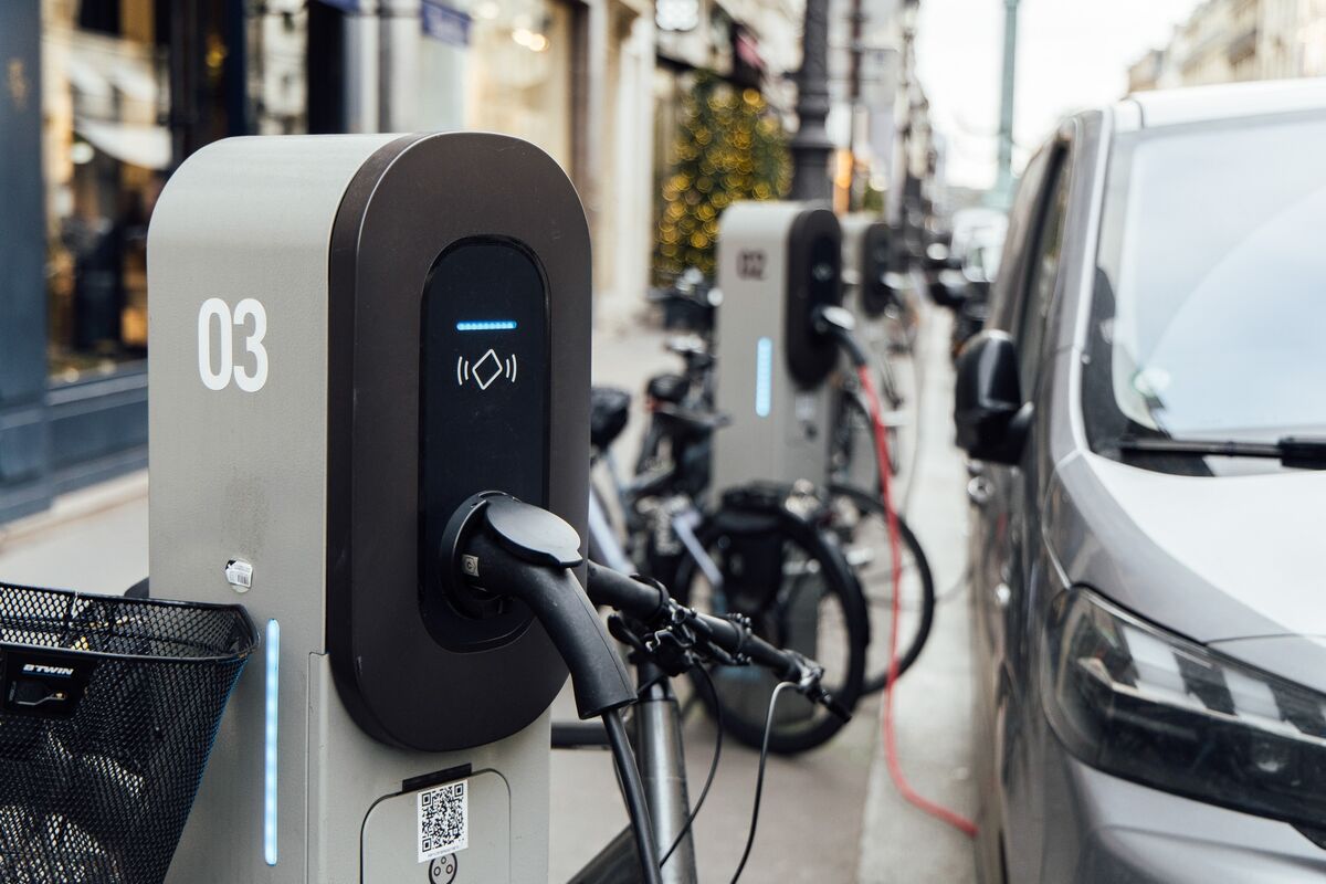 bloomberg.com - Monica Raymunt - Europe Car Sales Rise as Buyers Pick EVs Over Fuel-Burning Autos