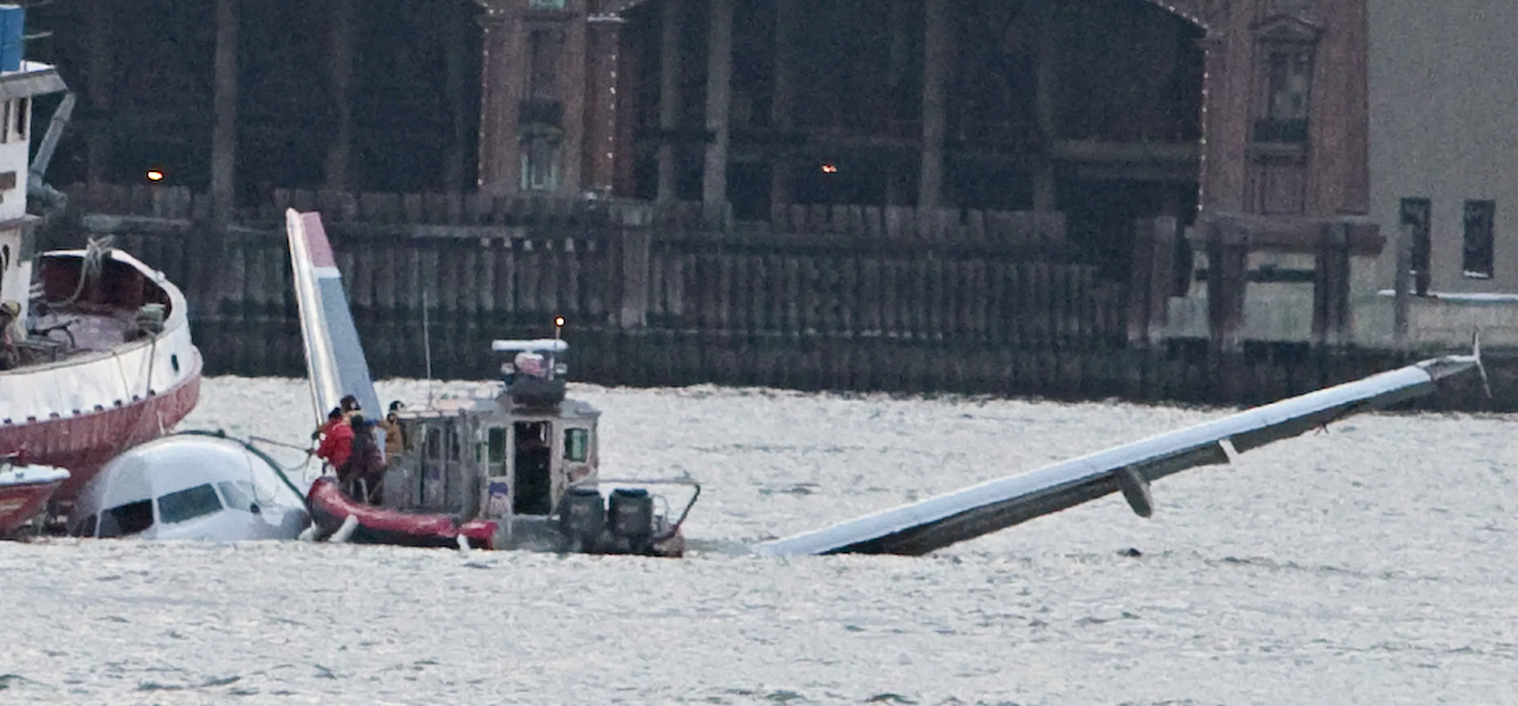 米旅客機、NY市のハドソン川に不時着－「奇跡」的に全員無事（3