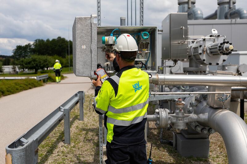Ένας υπάλληλος παρακολουθεί για διαρροές αερίου κατά τη διάρκεια ελέγχων ασφαλείας στο Uniper SE Bierwang Natural Gas Storage Facility στο Muhldorf της Γερμανίας.