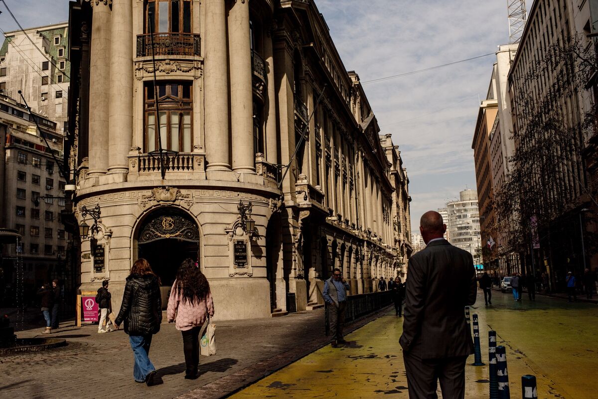 Chile Investors Turn to Corporate Bonds in Search for Yield
