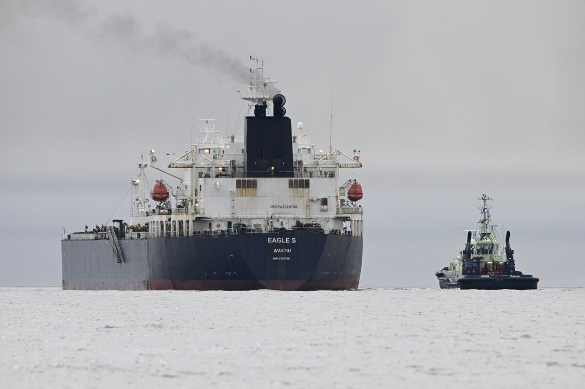 featured image thumbnail for post Finland Finds Anchor Drag Marks Left by Tanker That Broke Cables