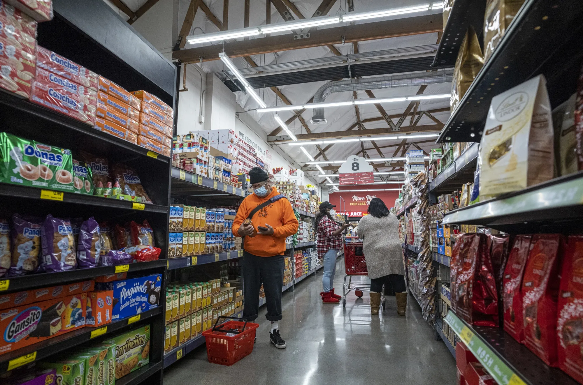 Shoppers inside a grocery store in San Francisco, California.&nbsp;