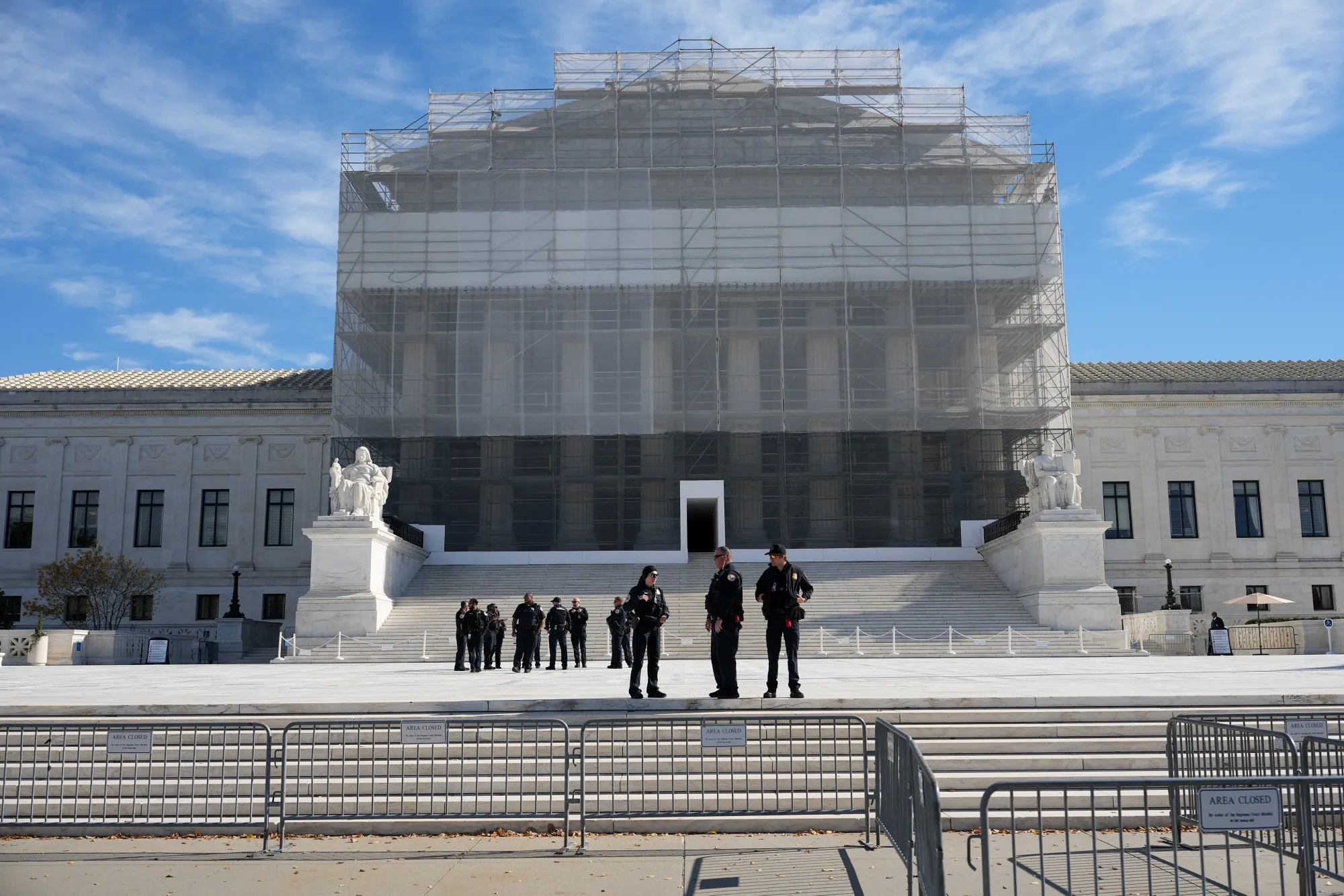 Police officers outside the US Supreme Court.