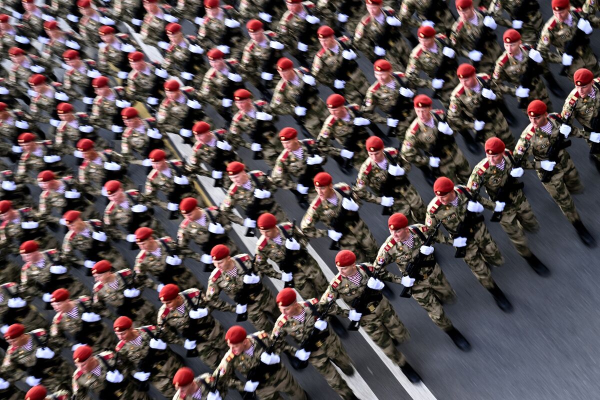 🟪"Putin celebra l'80° anniversario della vittoria contro il nazismo, ma l'incertezza in Ucraina persiste"