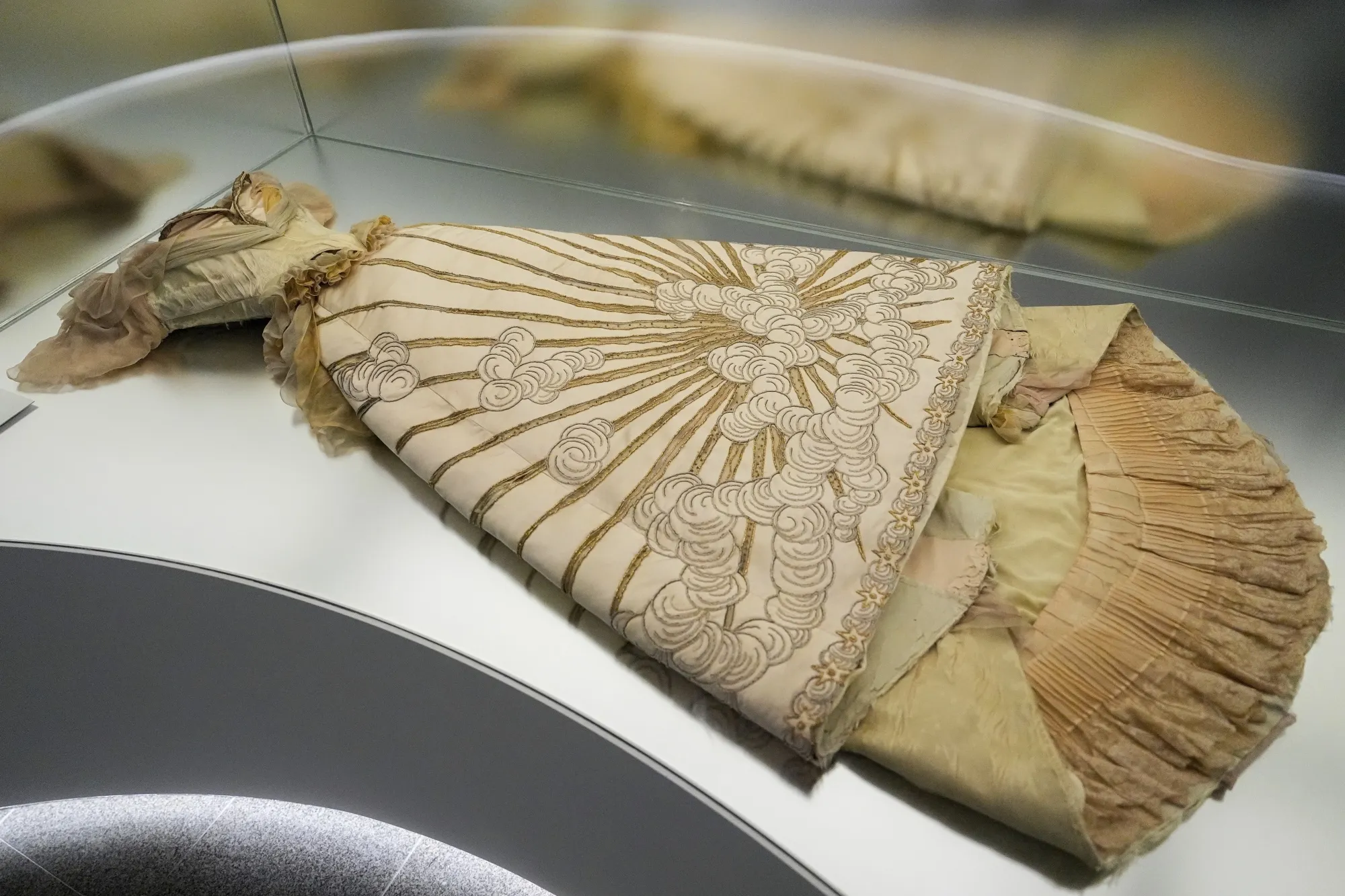 sleeping beauties reawakening fashion dresses SLEEPING BEAUTIES: REAWAKENING FASHION - THE 2024 COSTUME INSTITUTE EXHIBITION