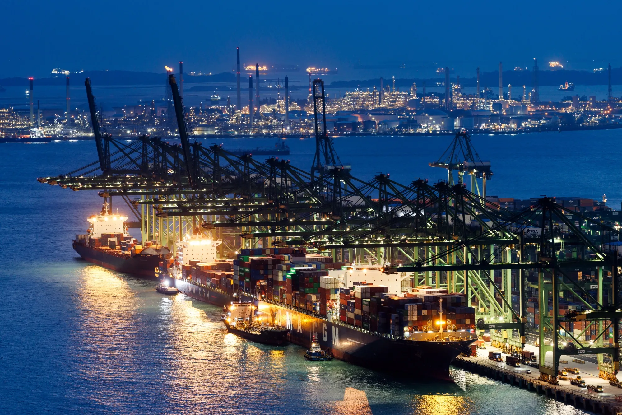 Grúas pórtico y contenedores de transporte en la terminal de Pasir Panjang de PSA International Pte Ltd. al atardecer en Singapur, el domingo 1 de febrero de 2026.