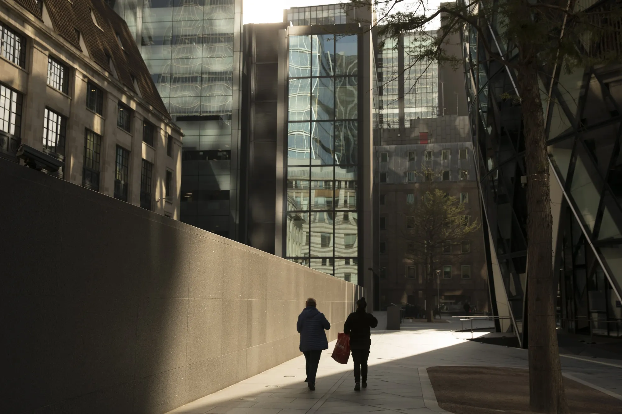 London Loses Allure for Jobseekers as Covid Hits City Businesses