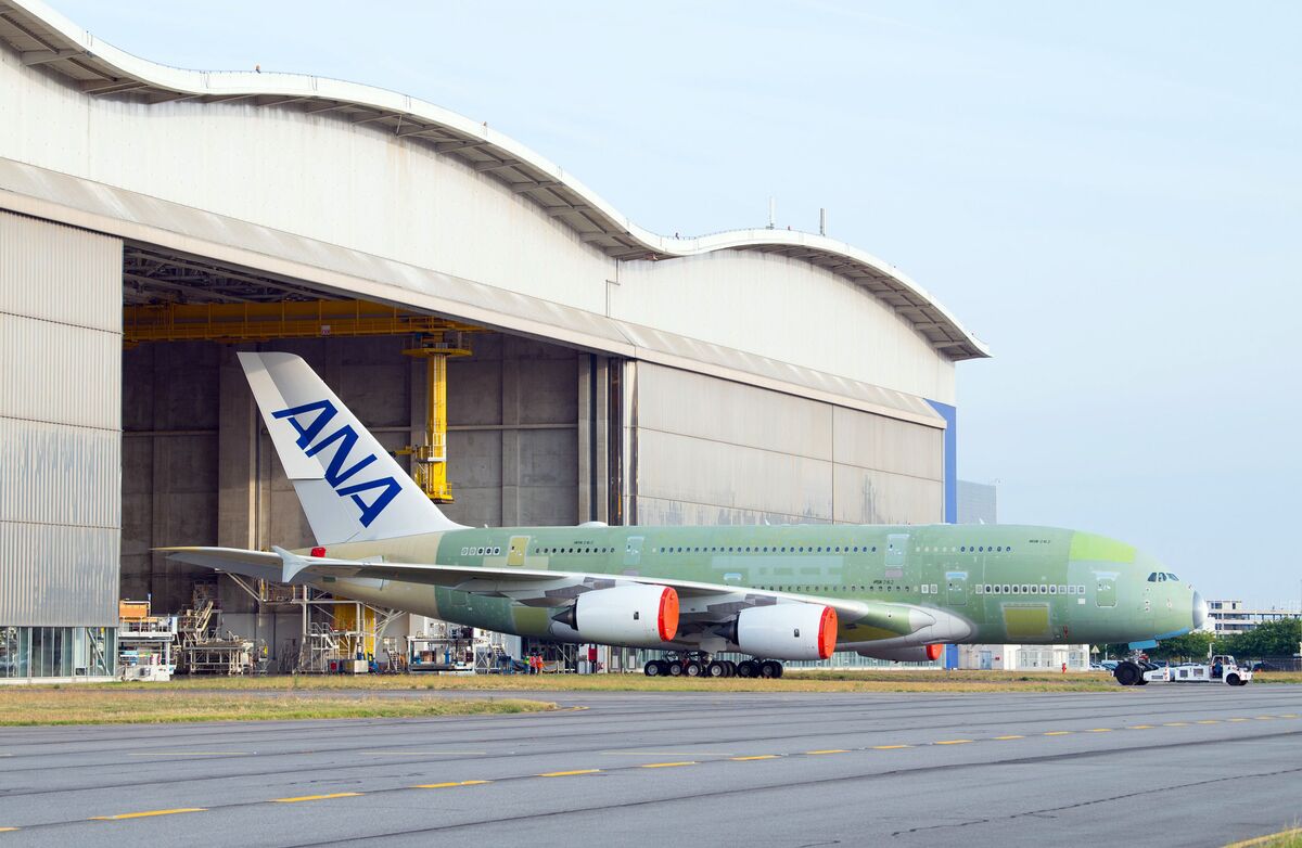 Первый airbus. Airbus a380 Ana. A380 Ana телетрапы. Первый Аэробус. Самолеты в Тулузе.