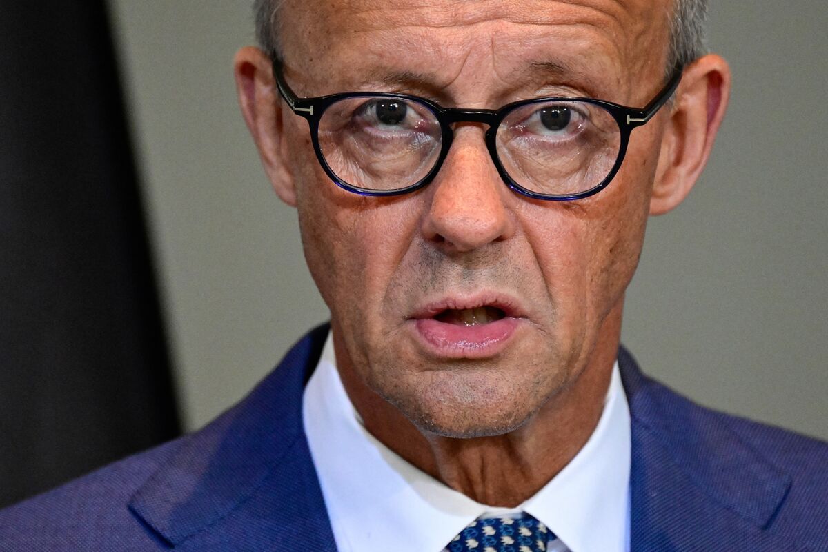 Merz Determined to Cling On in Germany and Defy Party Rebellion