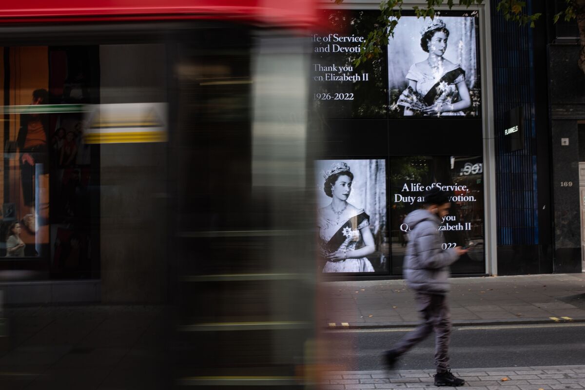 High Street Shops to Shut Doors for Queen s Funeral Bloomberg