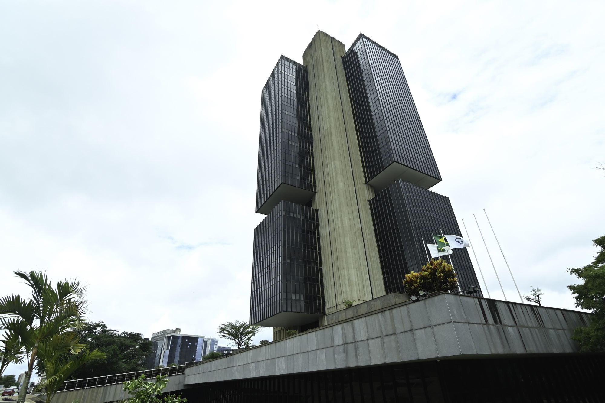 Brazil Central Bank Slows Pace of Interest Rate Cuts in May - Bloomberg