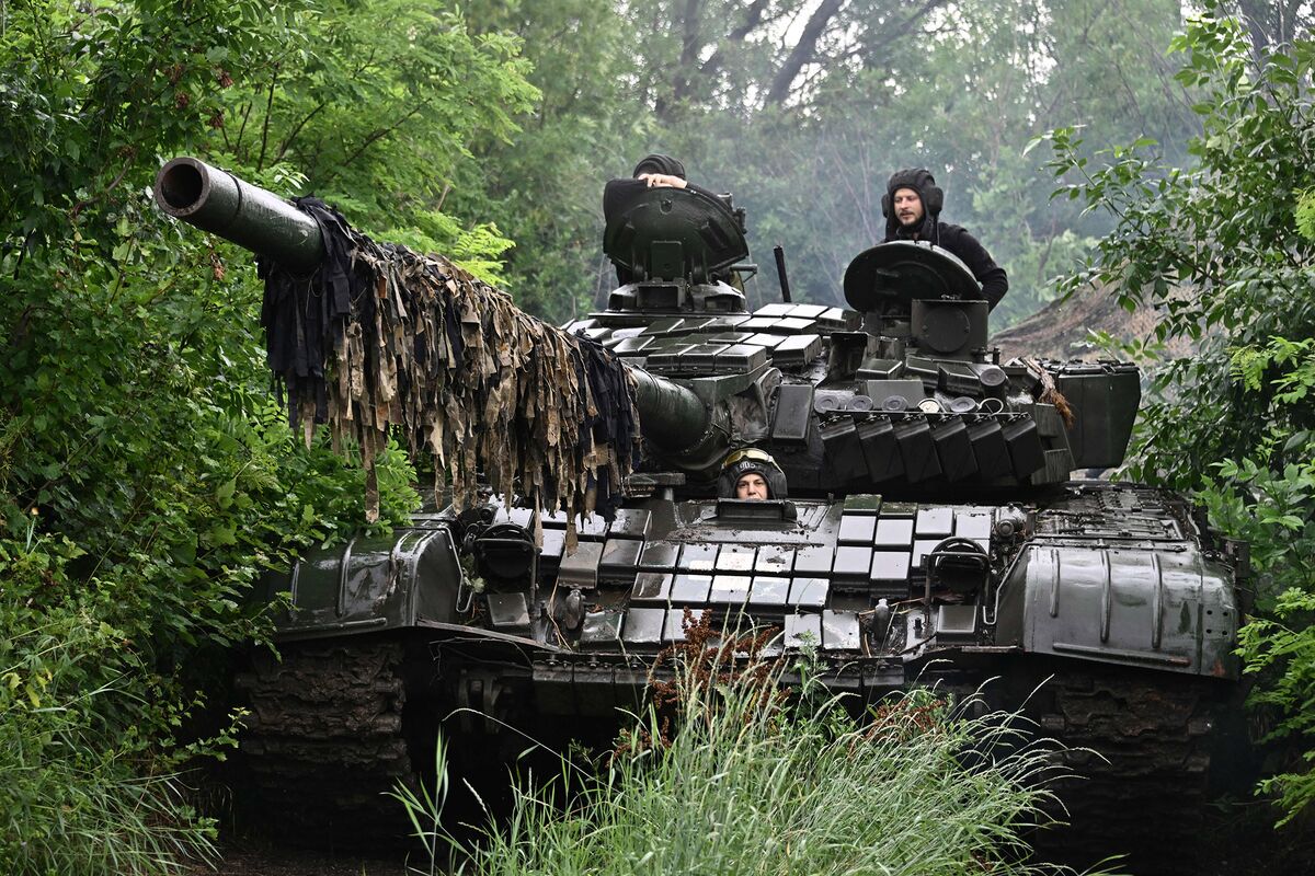 Militares ucranianos en un tanque T-72 en la región de Donetsk el 25 de junio.