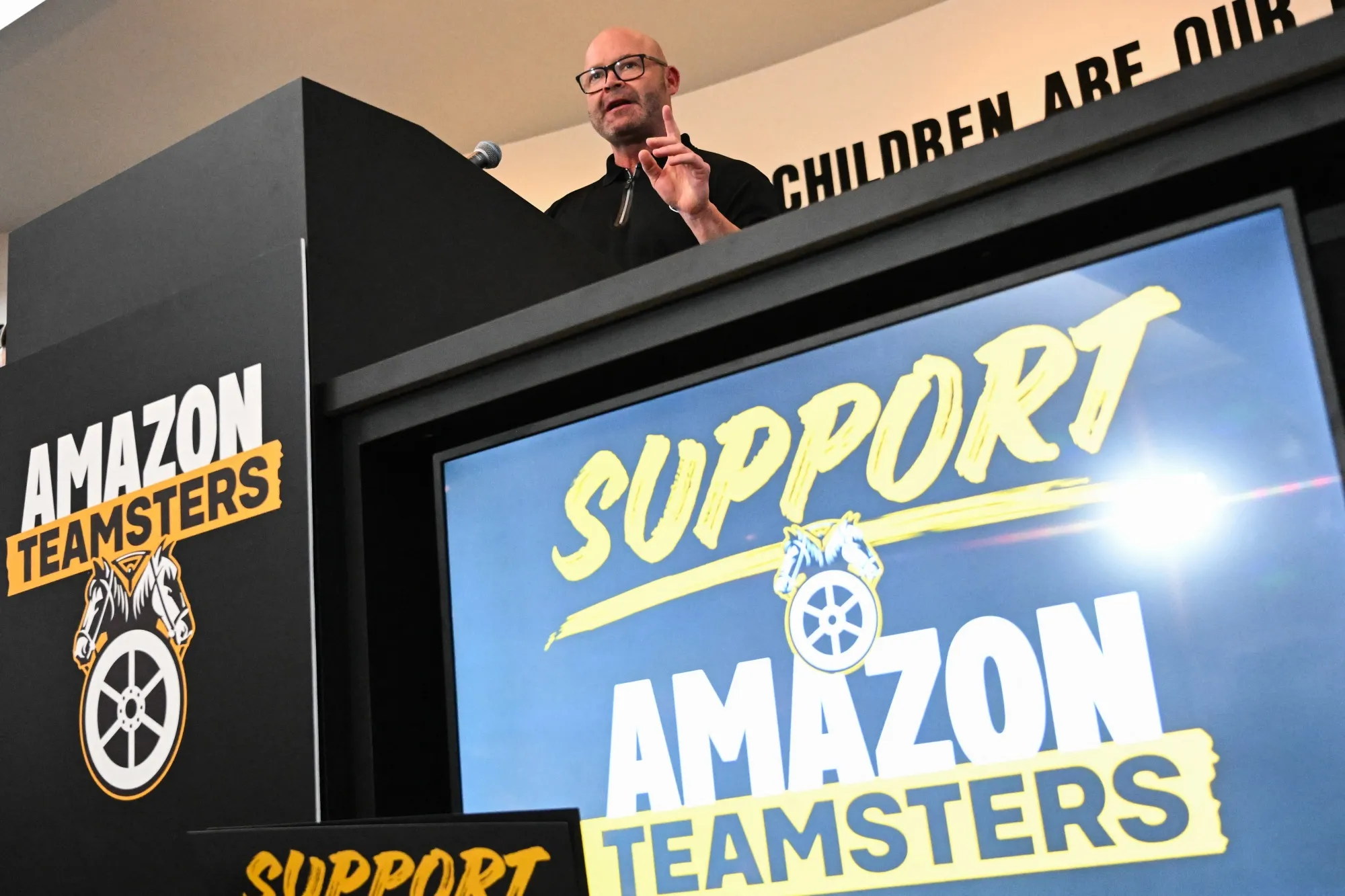 Sean M. O'Brien speaks during a rally with workers and union members in support of the unionization&nbsp;of Amazon delivery drivers&nbsp;in Long Beach, California, on Aug. 29.&nbsp;