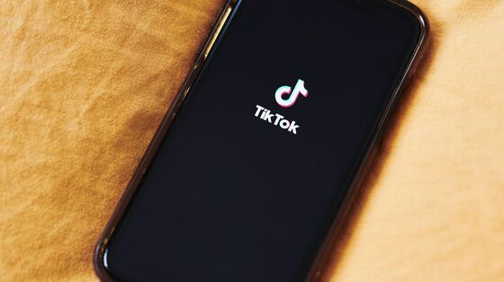 Trump Seeks TikTok Payment to U.S., Despite No Clear Authority