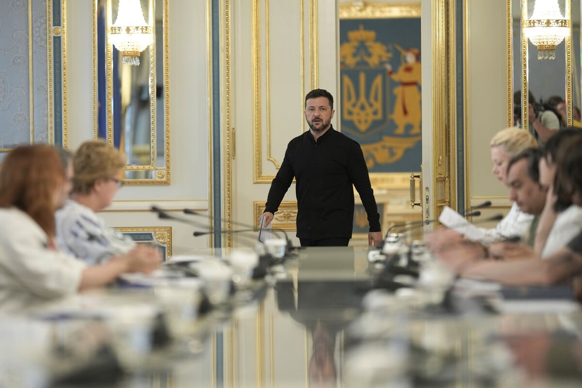 ブルームバーグのニュース記事「ウクライナで首相交代、米国との資源協定主導した第1副首相が昇格へ」の画像