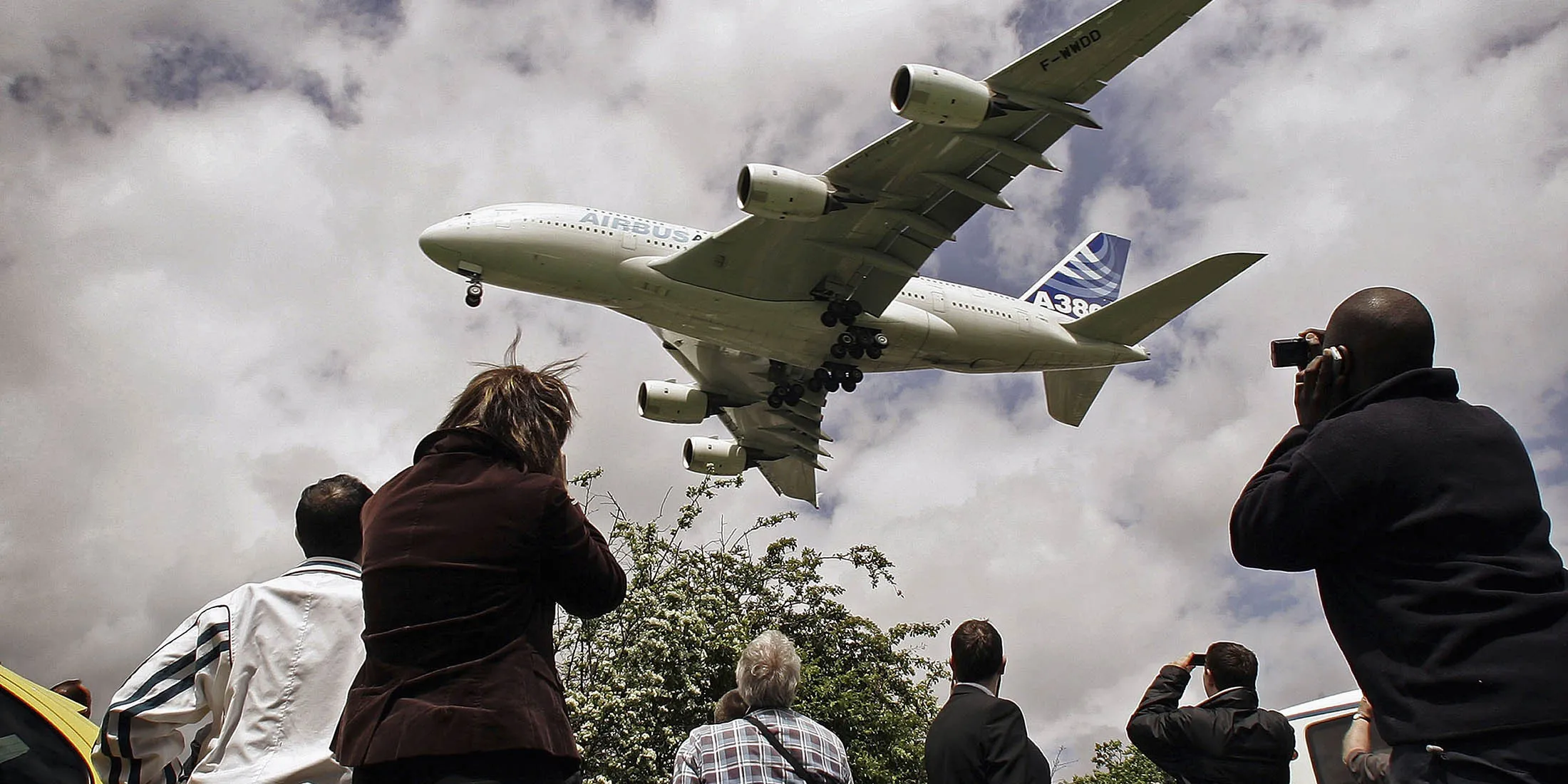 LONDON - MAY 18: An Airbus A380, the world's largest passenger aircraft comes in to land for the first time at Heathrow airport on May 18, 2006 in London. The A380 had earlier flown over the two British Airbus plants at Filton and Broughton that are involved in the design and manufacture of the wings.

