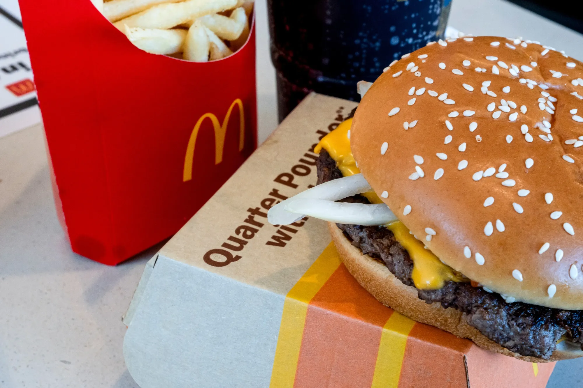 Hamburguesa Cuarto de Libra con queso, papas, y bebida en restaurante McDonald's en El Sobrante, California, EE.UU.