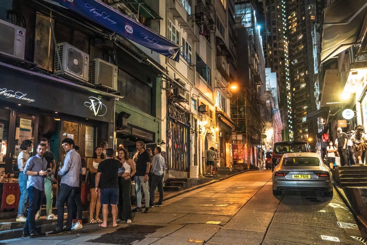 Hong Kong Shortens Covid Isolation, Eases Testing for Travelers