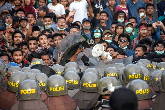 Jokowi Vows Country-Wide Protests Will Not Derail Reform Agenda