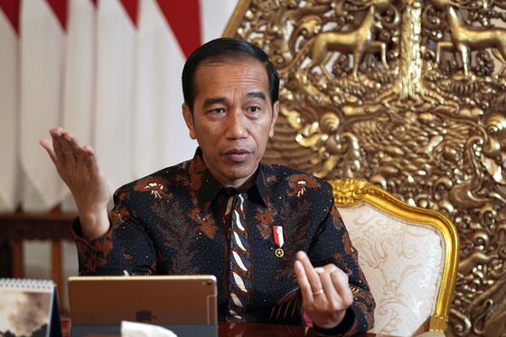 Jokowi Says He’ll Fire Officials if They Fail to Tackle Forest Blazes