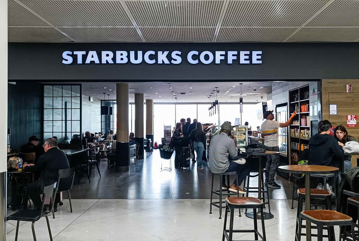 Starbucks Plans Kiosks to Cut Long Lines at Airport Locations