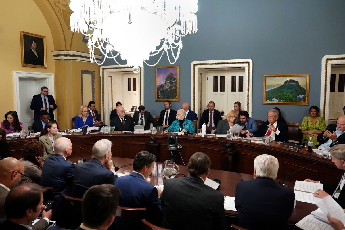 🟪"Camera dei Rappresentanti in Notte di Dibattito: Verso l'Approvazione delle Riduzioni Fiscali di Trump"