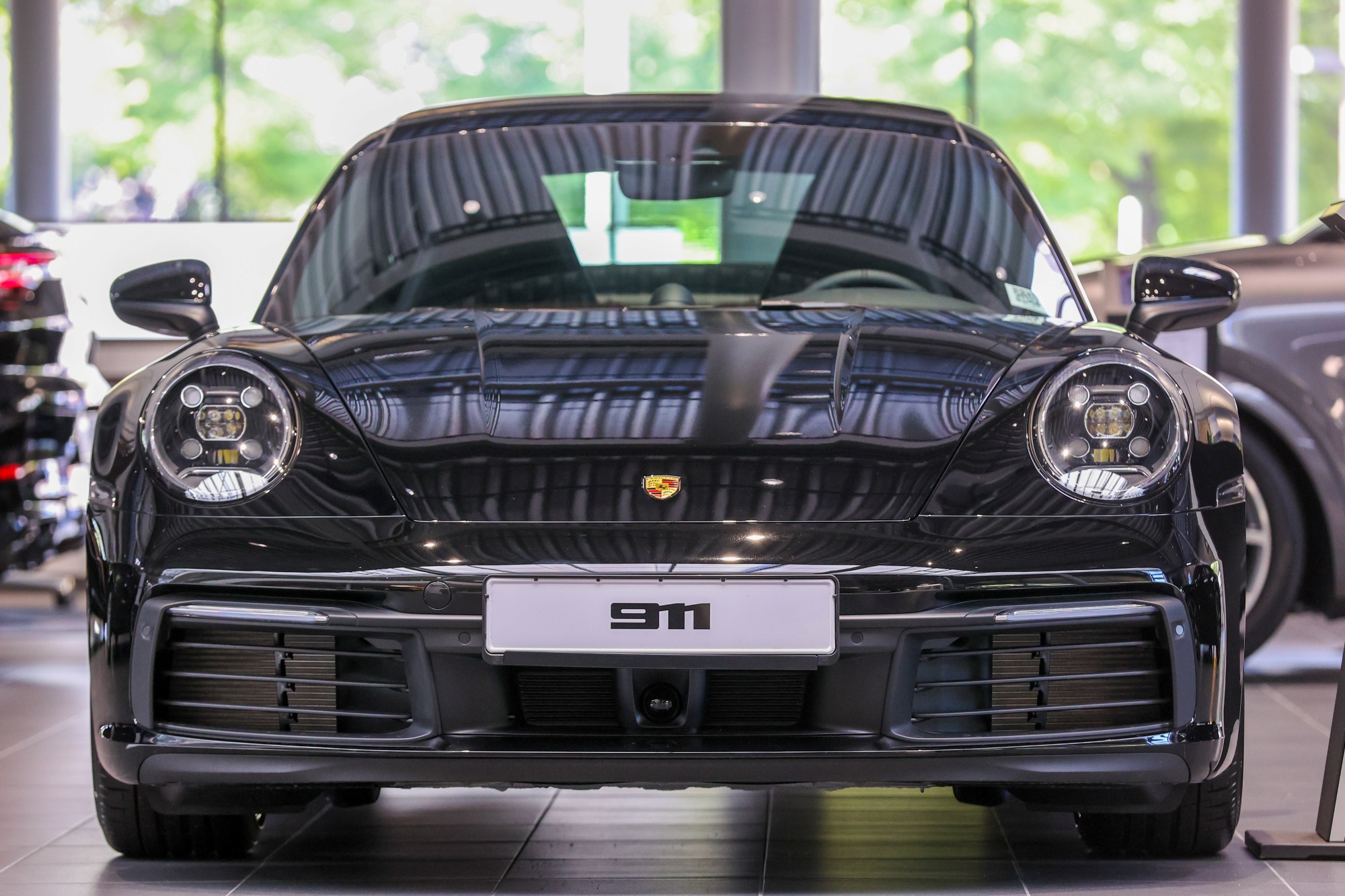 Salle d'exposition et atelier Porsche Automobil Holding SE en avance sur les bénéfices