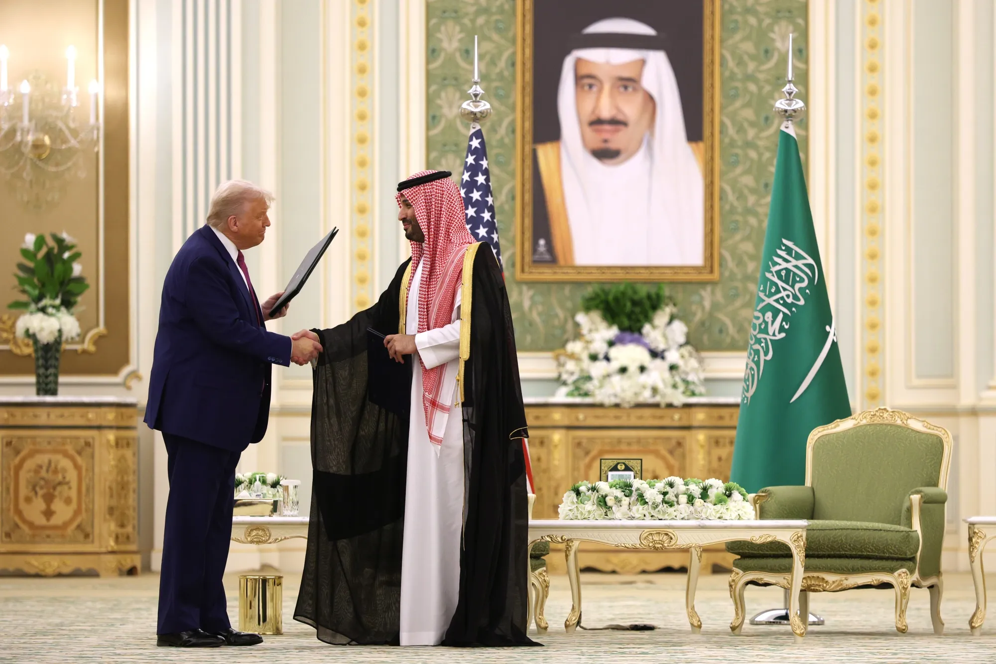 Donald Trump y el príncipe Mohammed bin Salman durante una ceremonia de firma en la Corte Real Saudí en Riad, Arabia Saudita&nbsp;el 13 de mayo.