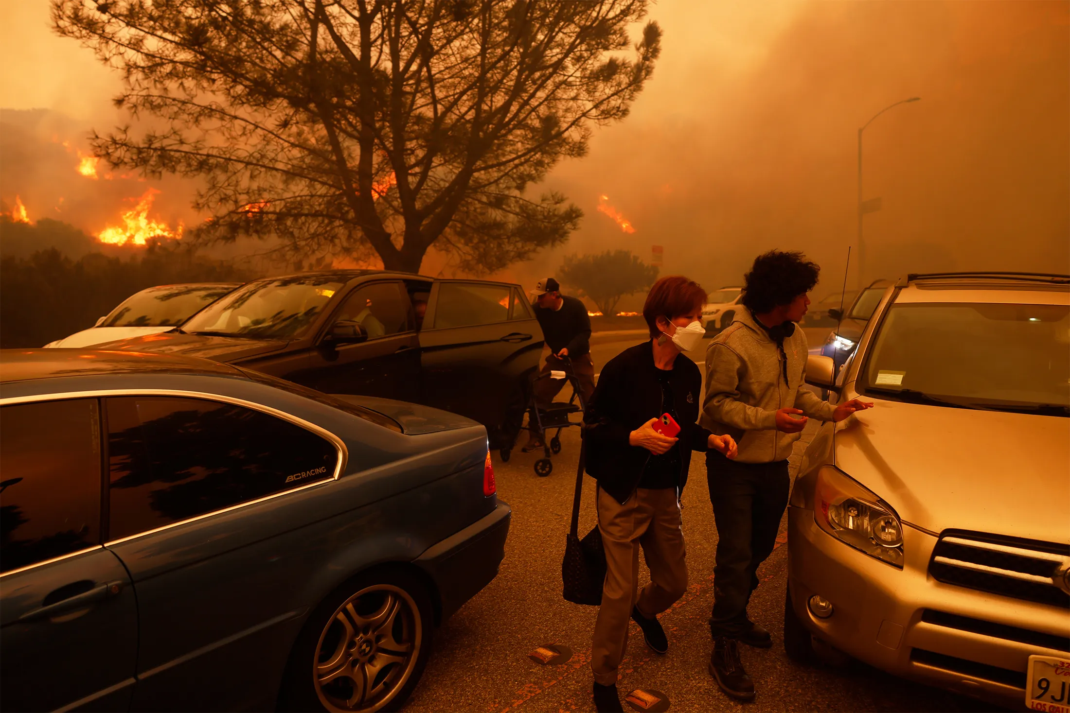 Thousands Flee Los Angeles Fire as Dangerous Winds Whip Region Bloomberg