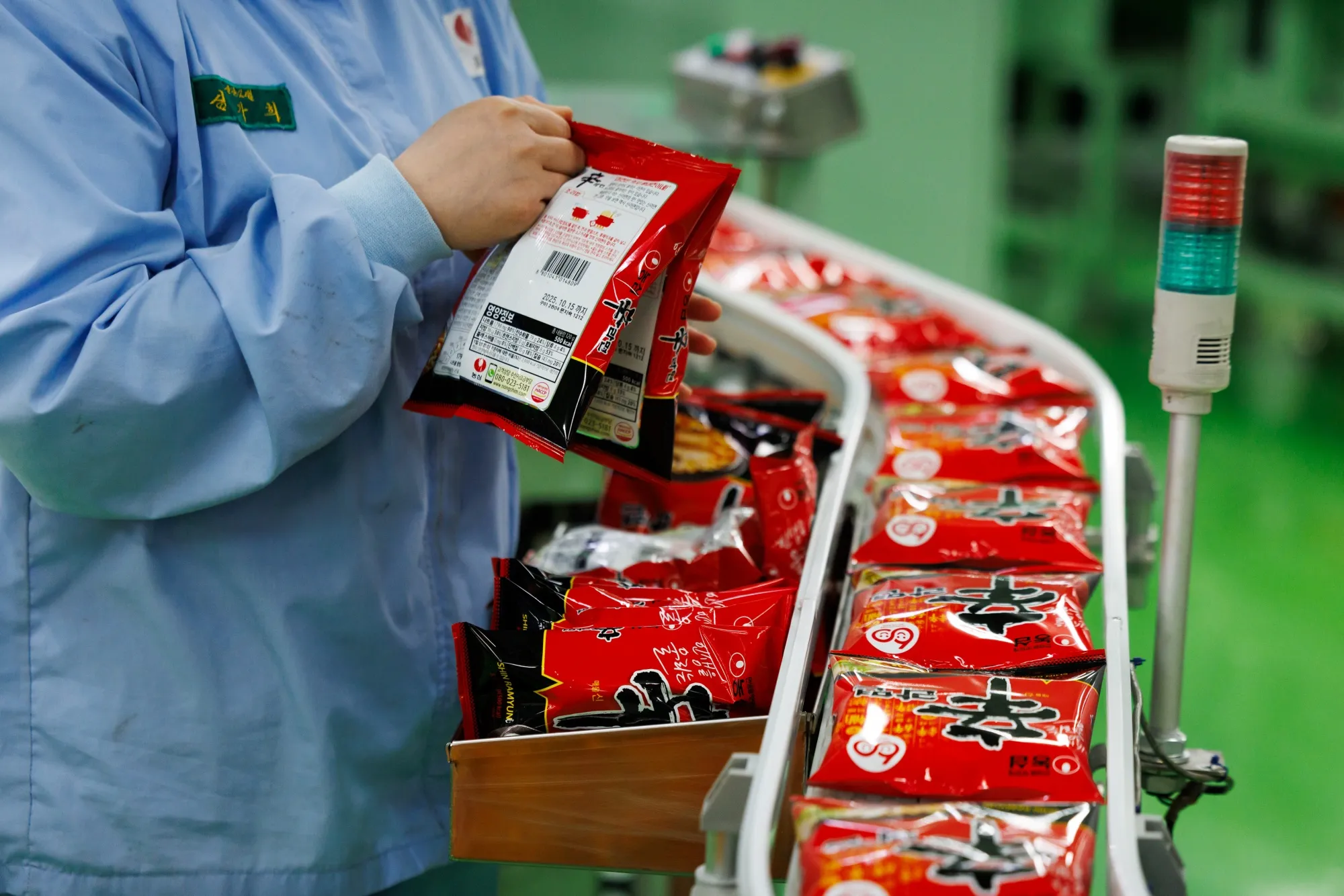 「辛ラーメン」包装用プラスチック（韓国の即席ラーメン大手、農心の生産ラインで）