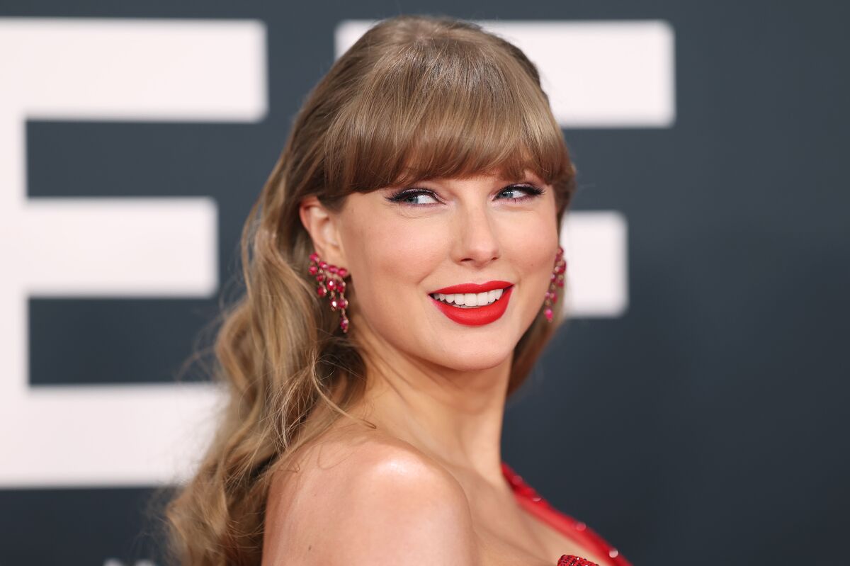 Taylor Swift’s New Album Will Be Promoted by Everyone Except Taylor Swift