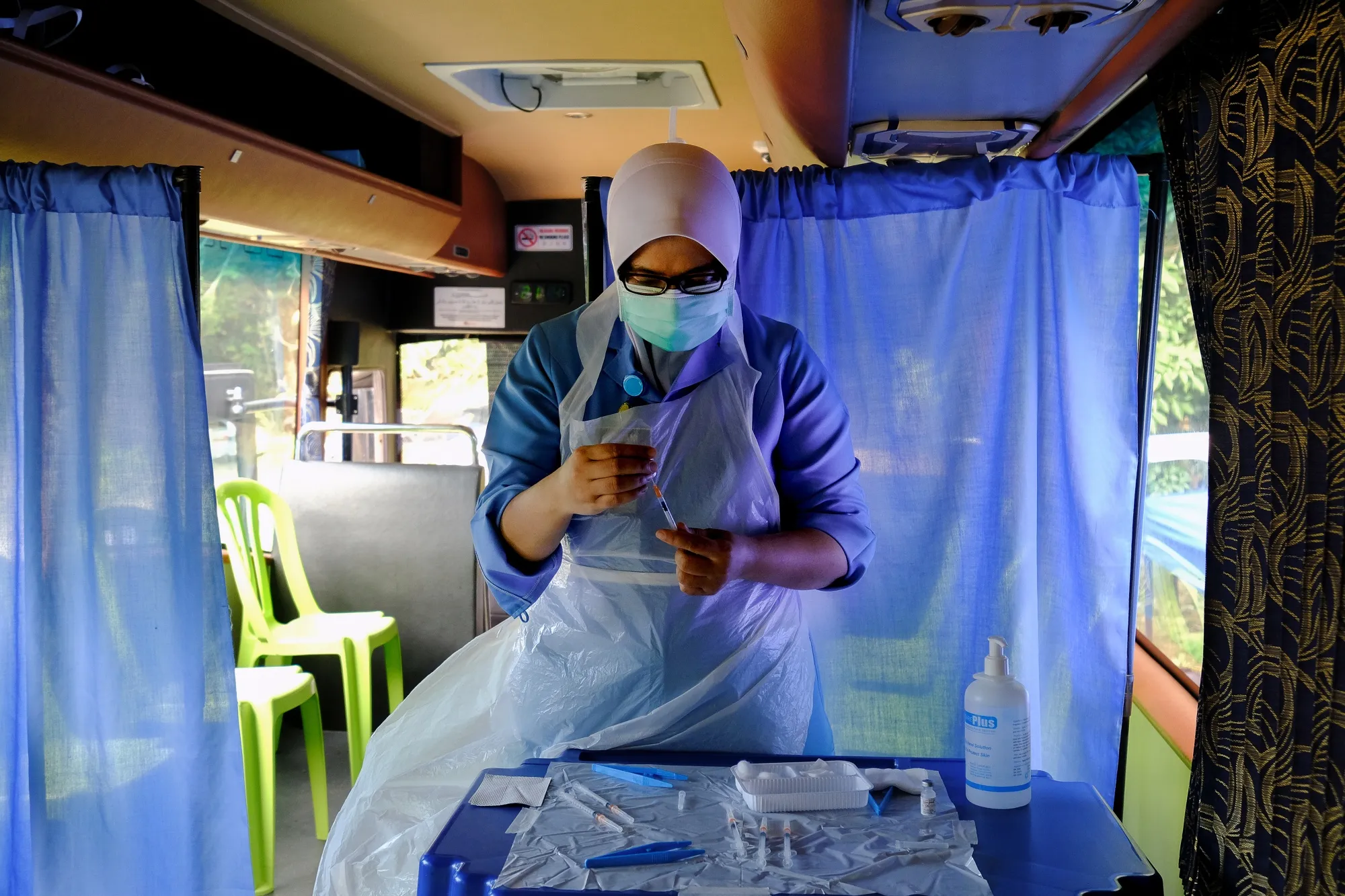 Malaysia May Ease Curbs in More States as Vaccination Ramps Up