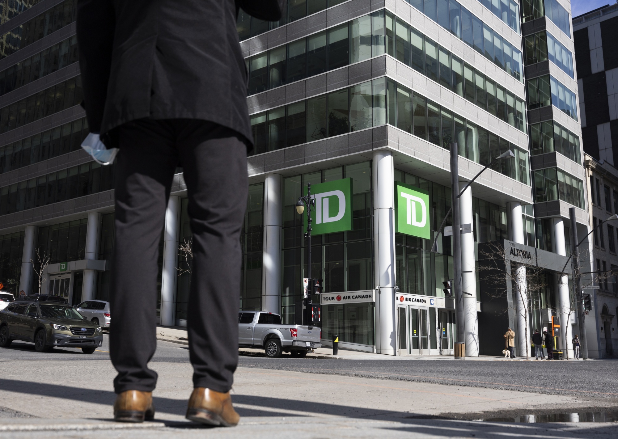 Interest Rates May Drag On Canadian Banks As RBC Cuts Targets
