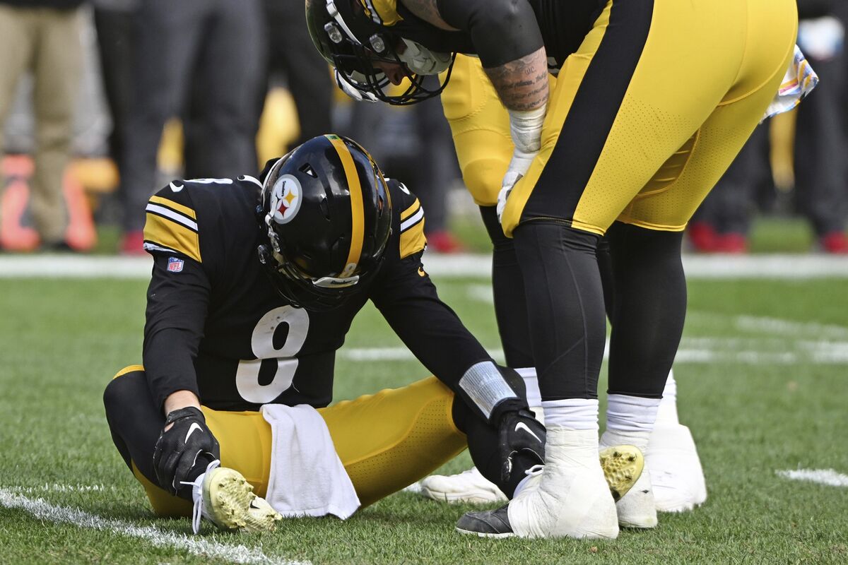 Steelers QB Pickett to Play If He Clears Concussion Protocol - Bloomberg