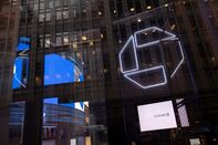 JPMorgan Falls on Trading Revenue Slump, Muted Loan Growth