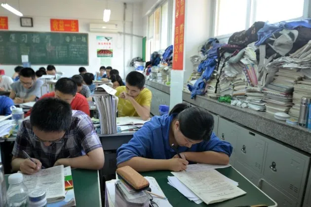 Students review for the national college entrance exams at No. 1 Middle School of Handan City, north China's Hebei Province, on May 12, 2014. 