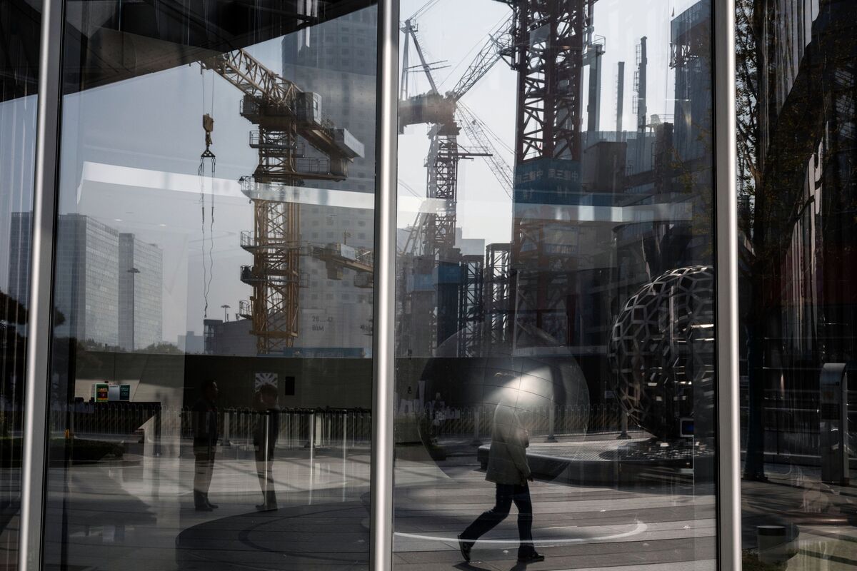 Chinese Experts Push Back at Moody’s for Cutting Bond Outlook