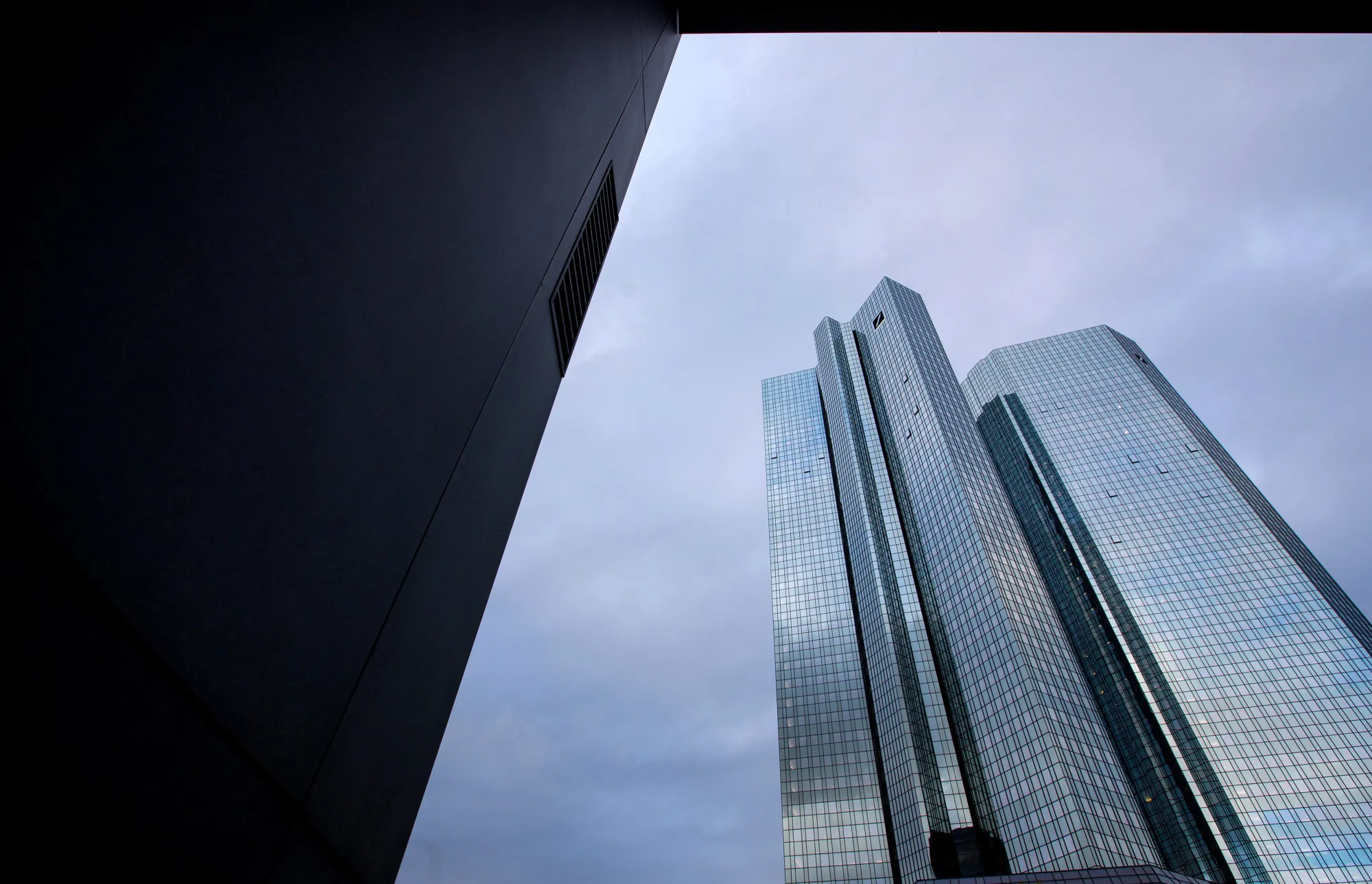 1477464394_Deutsche-Bank-4
