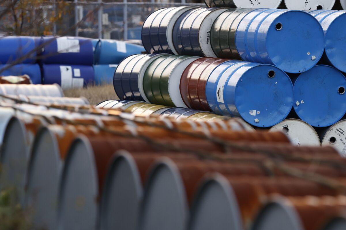 Oil Falls on Ukraine Peace Plan as Russia Sanctions Set to Start